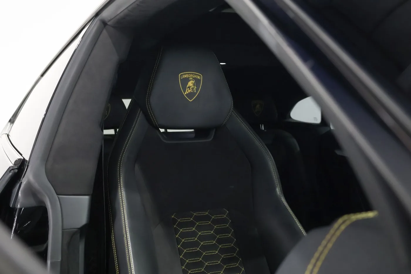 2020 Lamborghini Urus angeboten von einem Supersportwagenhändler in Zibido San Giacomo, Italien, Foto 11 von 25