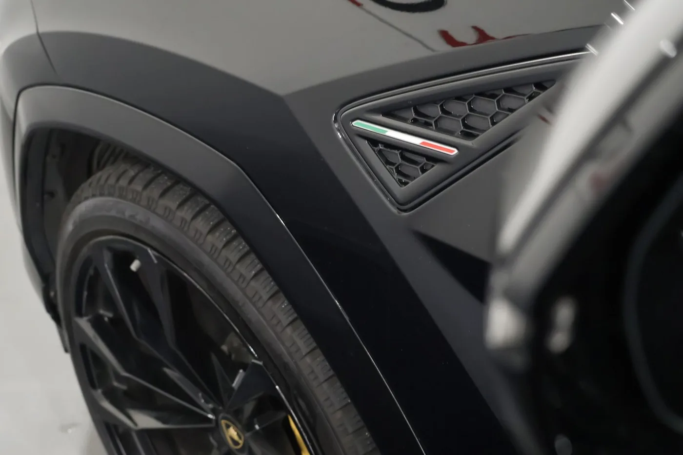 2020 Lamborghini Urus angeboten von einem Supersportwagenhändler in Zibido San Giacomo, Italien, Foto 16 von 25