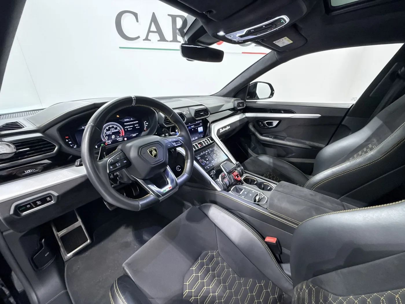 2020 Lamborghini Urus angeboten von einem Supersportwagenhändler in Zibido San Giacomo, Italien, Foto 19 von 25