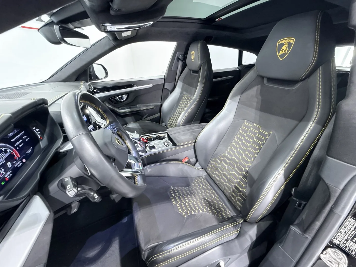 2020 Lamborghini Urus angeboten von einem Supersportwagenhändler in Zibido San Giacomo, Italien, Foto 20 von 25