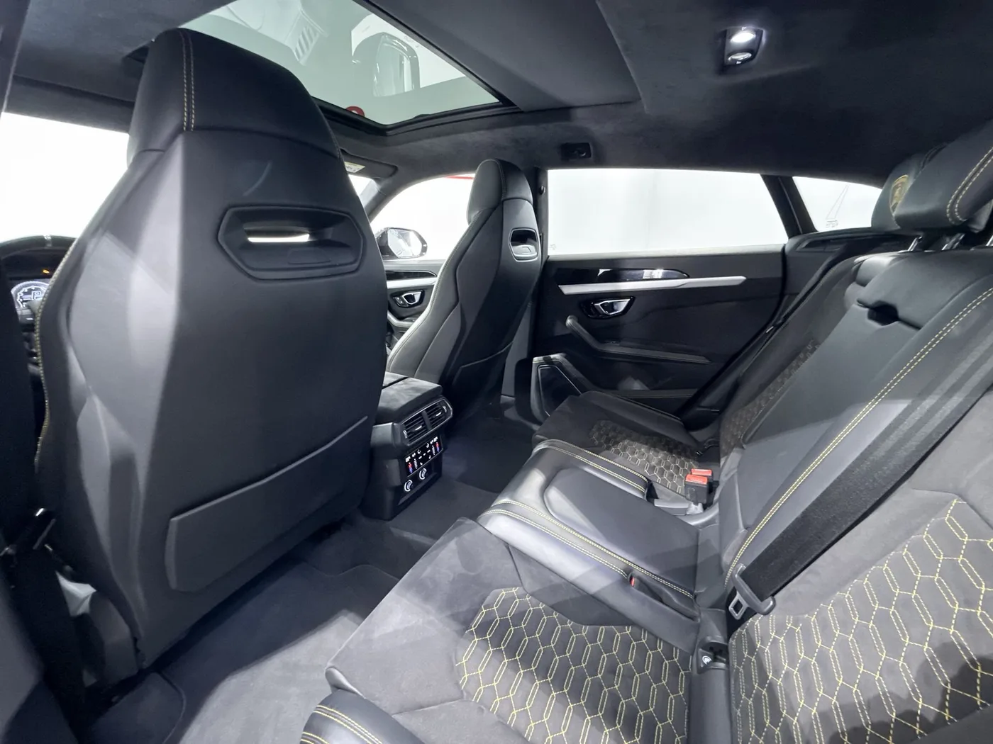 2020 Lamborghini Urus angeboten von einem Supersportwagenhändler in Zibido San Giacomo, Italien, Foto 21 von 25
