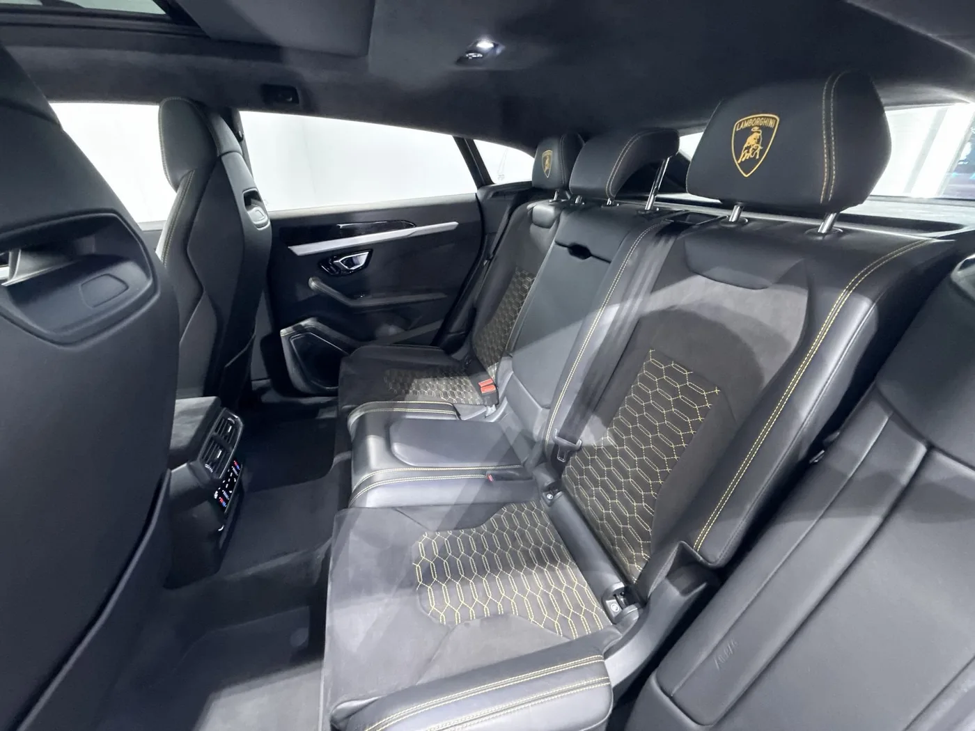 2020 Lamborghini Urus angeboten von einem Supersportwagenhändler in Zibido San Giacomo, Italien, Foto 22 von 25