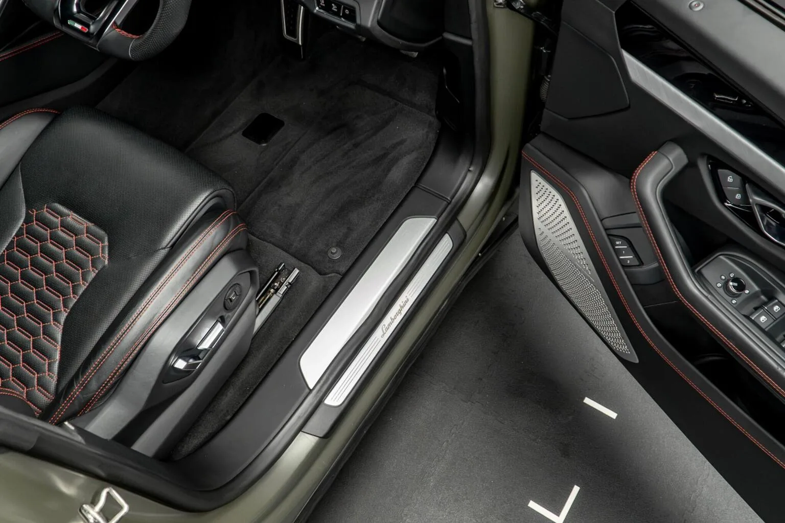 2020 Lamborghini Urus, 29/30