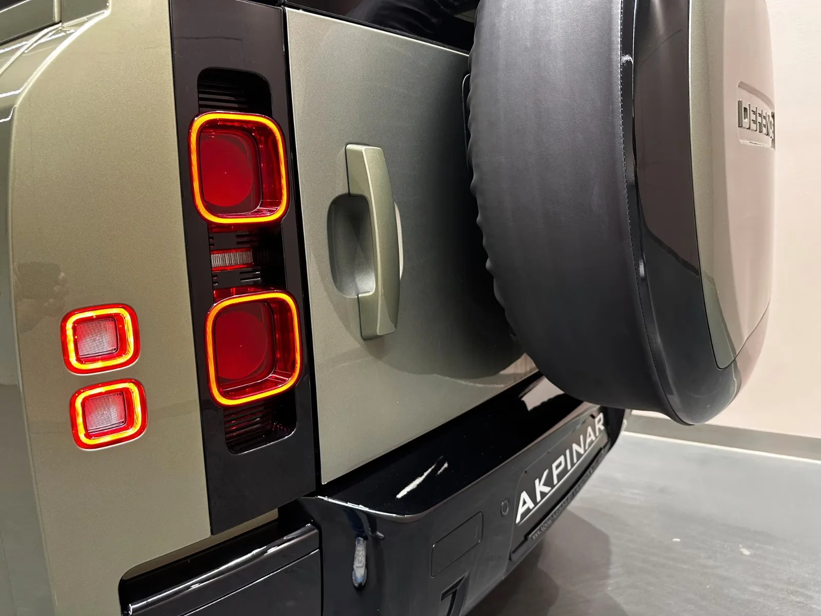 2020 Land Rover Defender 110 D240 S, 4/26