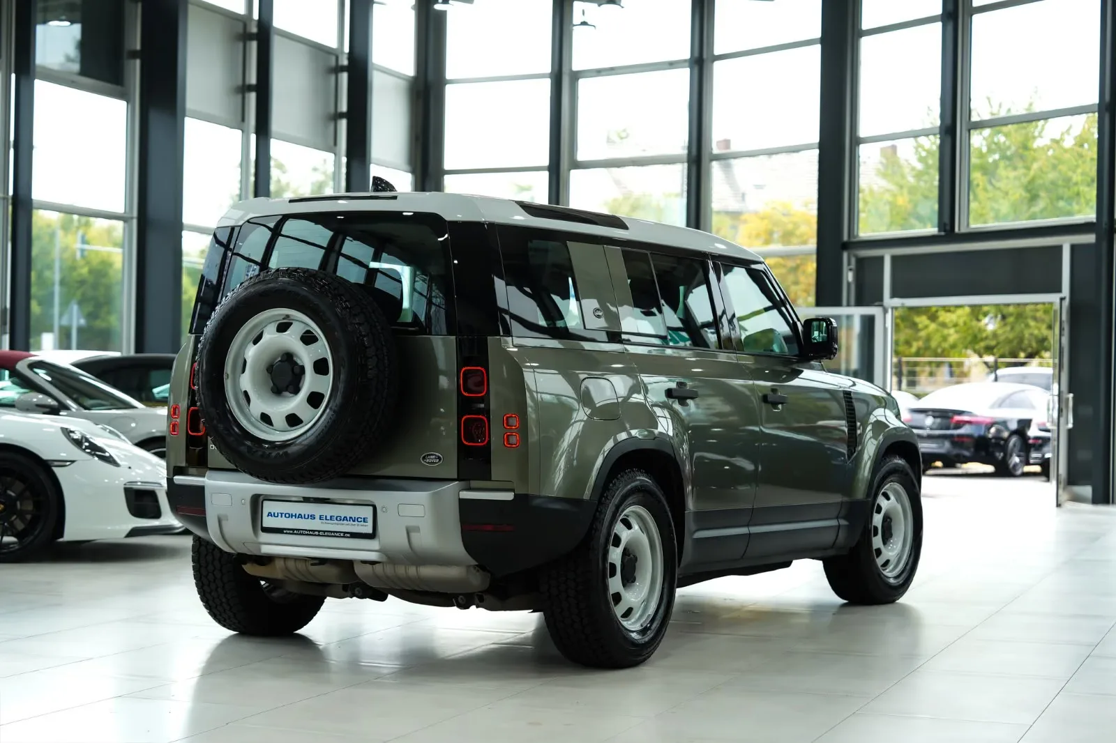 2020 Land Rover Defender 110 SE, 2/24