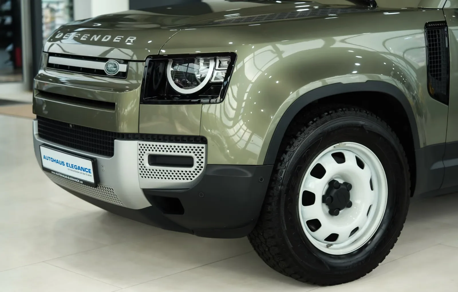2020 Land Rover Defender 110 SE, 8/24