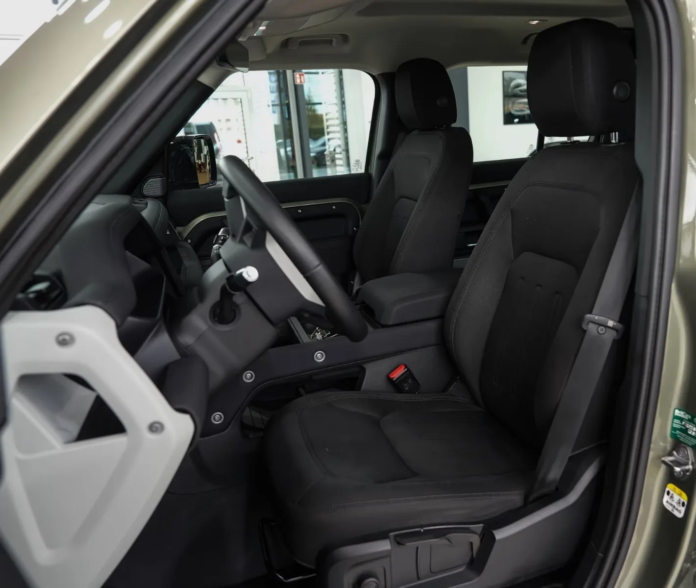 2020 Land Rover Defender 110 SE, 10/24