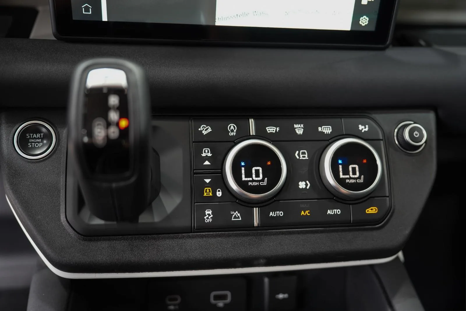 2020 Land Rover Defender 110 SE, 18/24