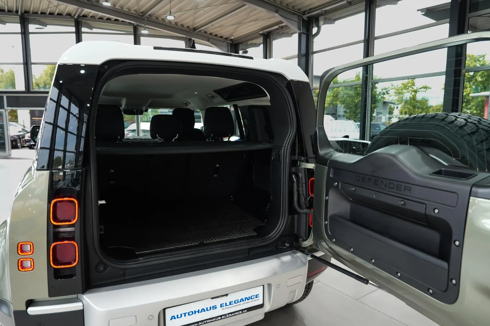2020 Land Rover Defender 110 SE, 22/24