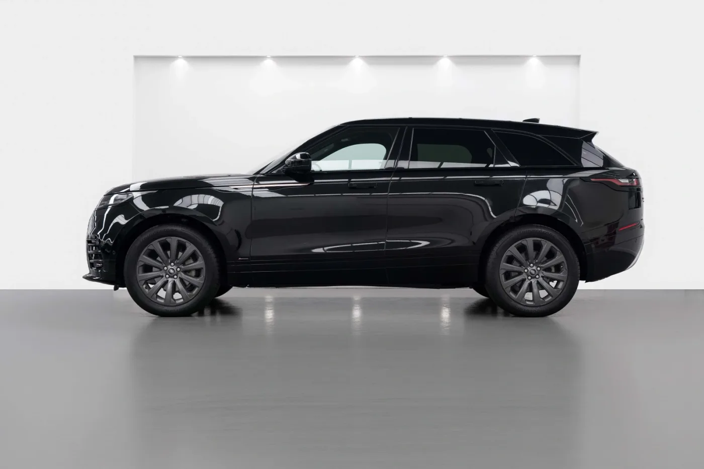 2020 Land Rover Range Rover Evoque SE P250 R-Dynamic offered by a specialist dealer in Dubai, United Arab Emirates, photo 2 of 10