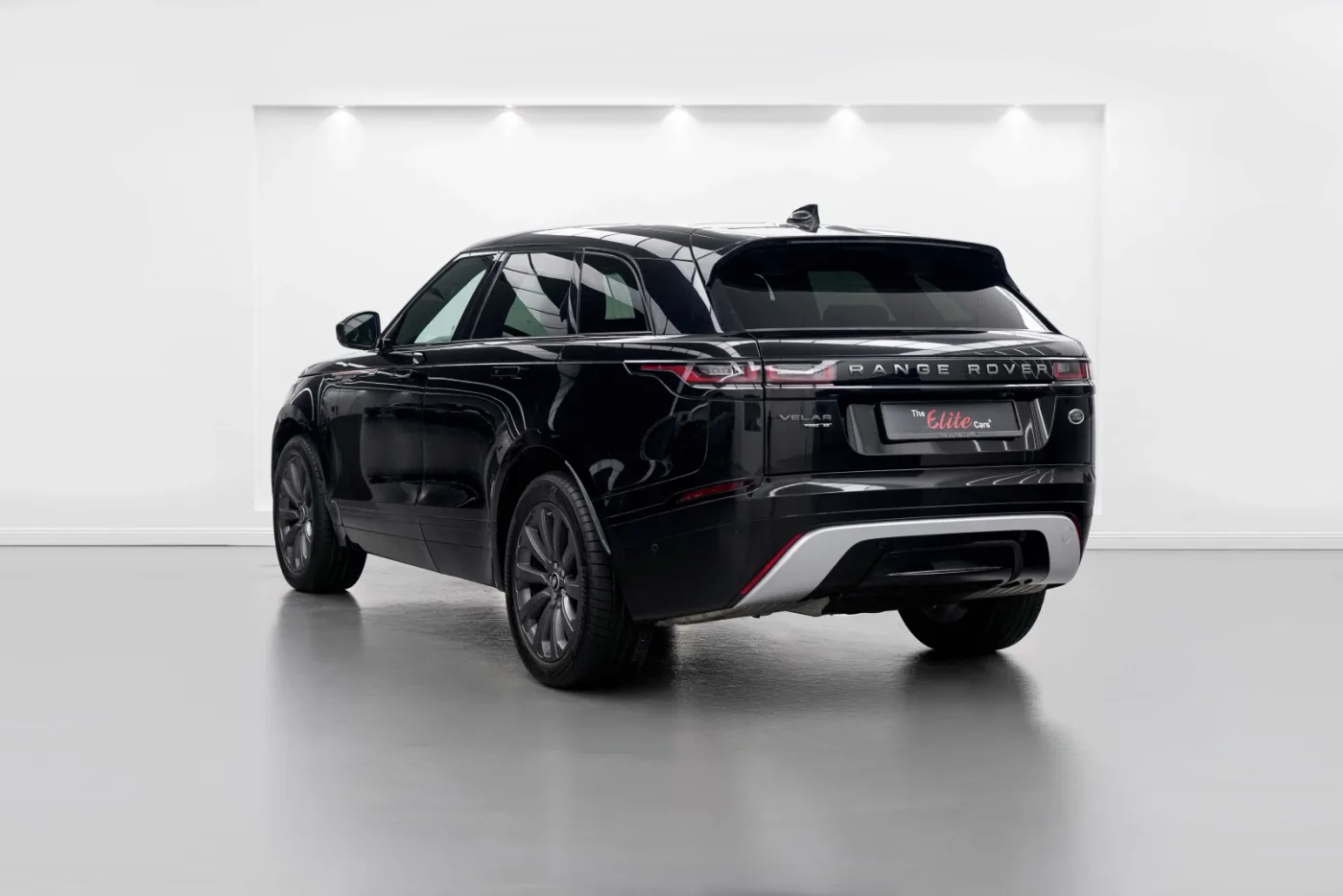 2020 Land Rover Range Rover Evoque SE P250 R-Dynamic offered by a specialist dealer in Dubai, United Arab Emirates, photo 4 of 10