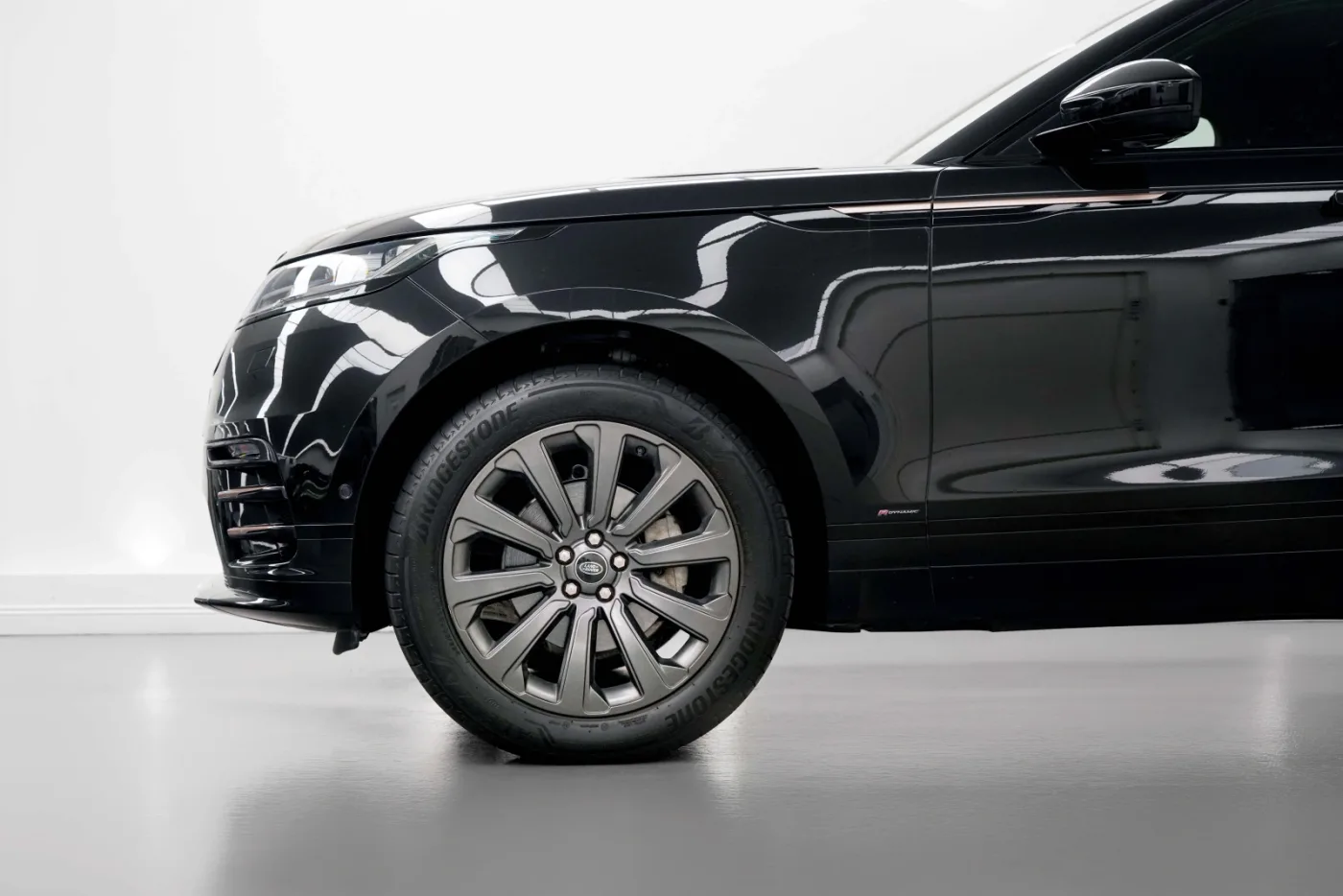 2020 Land Rover Range Rover Evoque SE P250 R-Dynamic offered by a specialist dealer in Dubai, United Arab Emirates, photo 5 of 10