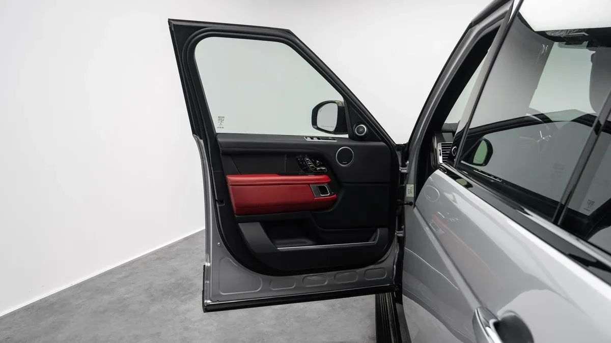 2020 Land Rover Range Rover SV Autobiography proposée par un concessionnaire spécialisé à Dubai, Émirats arabes unis, photo 8 sur 25