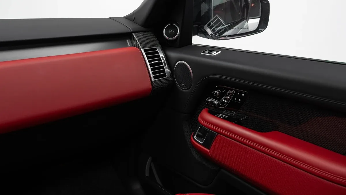 2020 Land Rover Range Rover SV Autobiography proposée par un concessionnaire spécialisé à Dubai, Émirats arabes unis, photo 16 sur 25