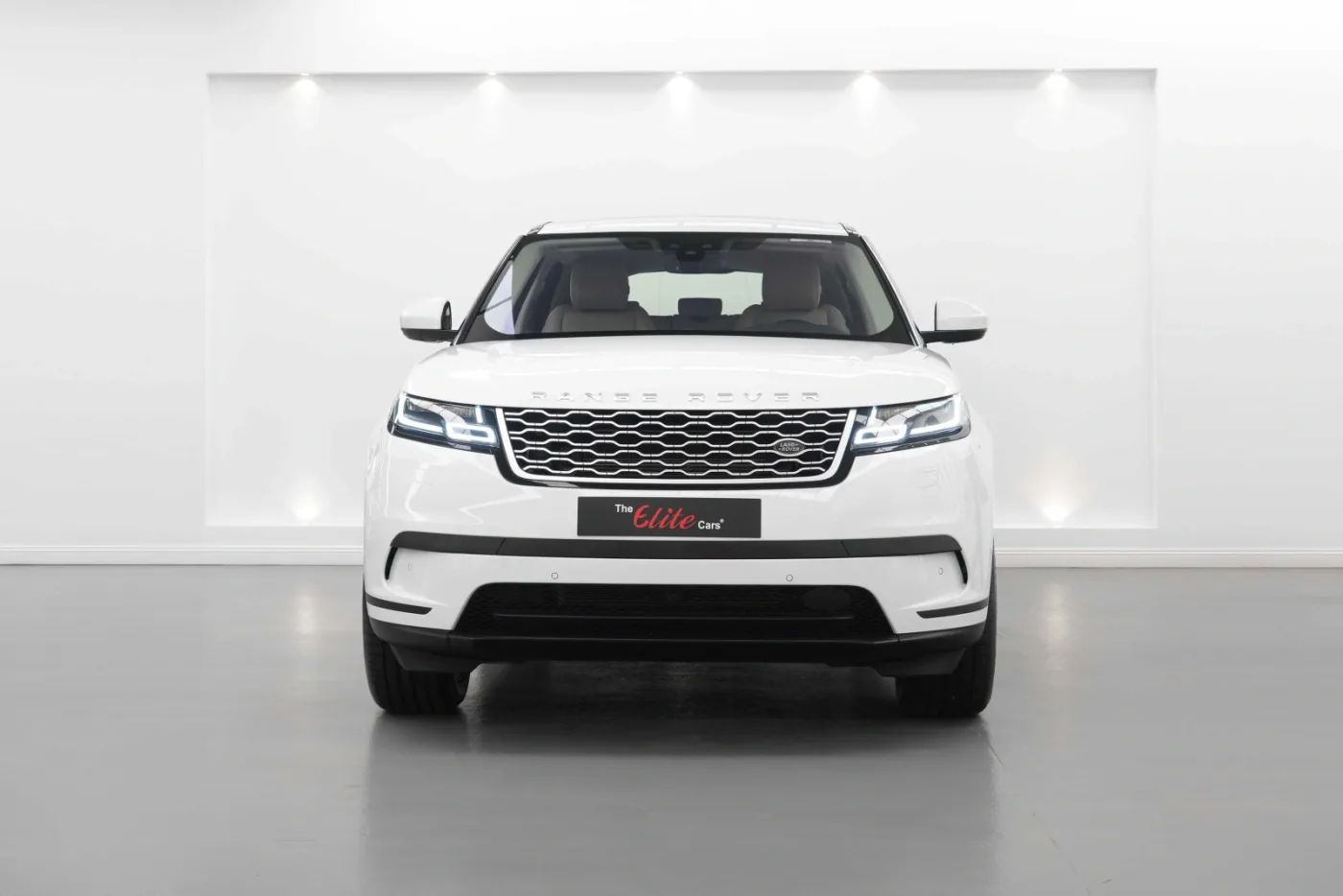2020 Land Rover Range Rover Velar S P250 proposée par un concessionnaire spécialisé à Dubai, Émirats arabes unis, photo 6 sur 10