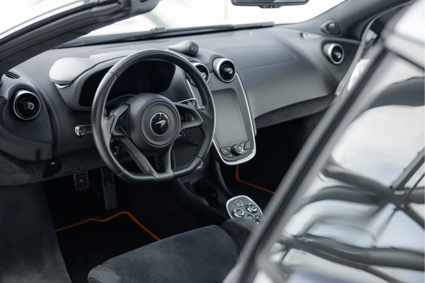 2020 McLaren 600LT Spider offered by an official McLaren and Morgan dealer in Utrecht, Netherlands, photo 13 of 25