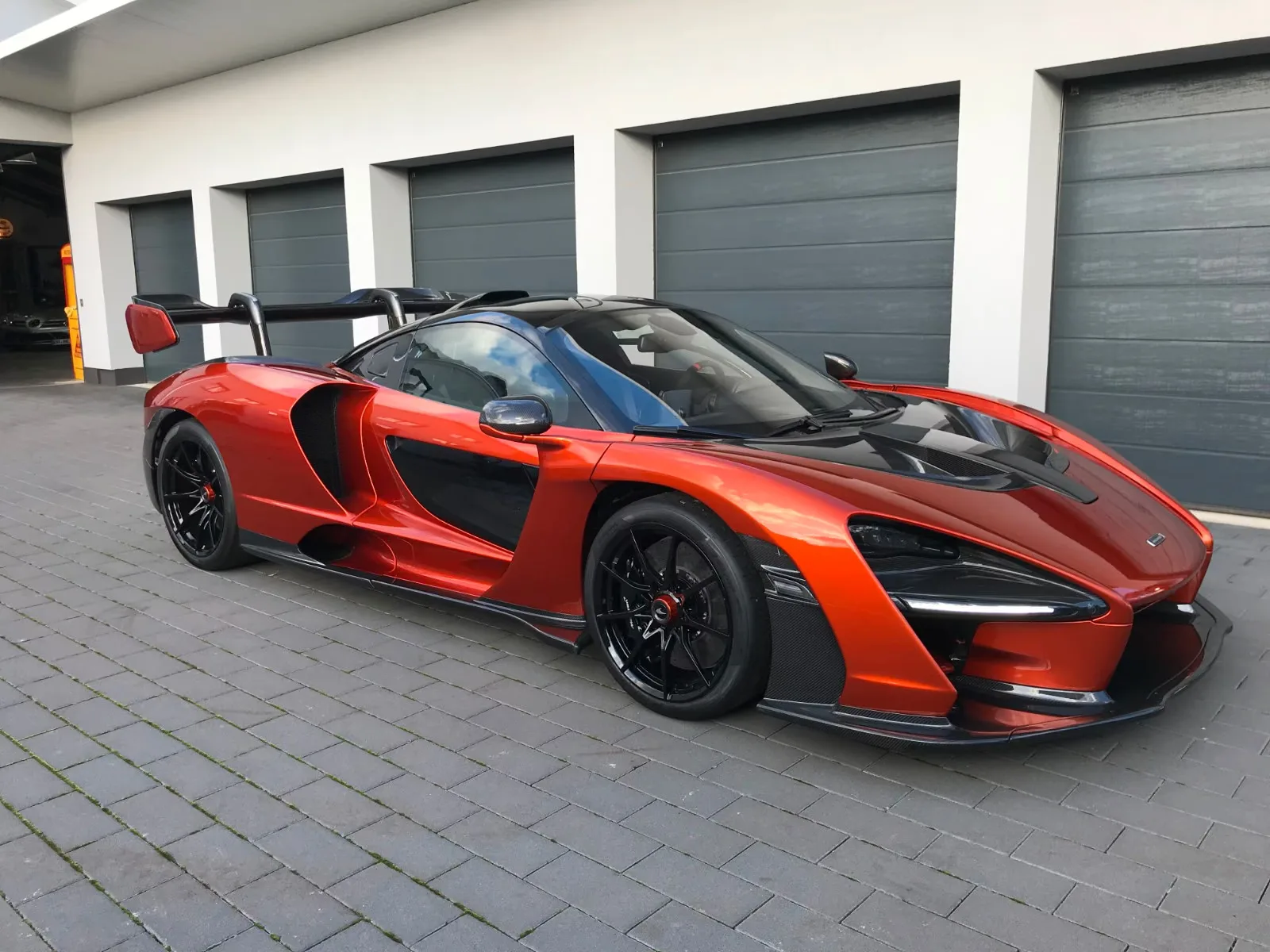 2020 McLaren Senna in Volcano Orange, angeboten von Claudia Soujon Supercars