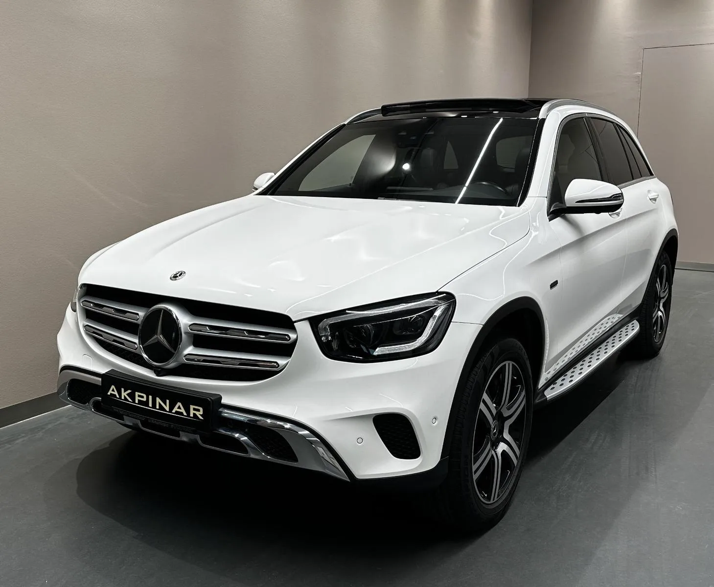 2020 Mercedes-Benz GLC 300 e 4MATIC proposée par un concessionnaire spécialisé à Holzgerlingen, Allemagne, photo principale