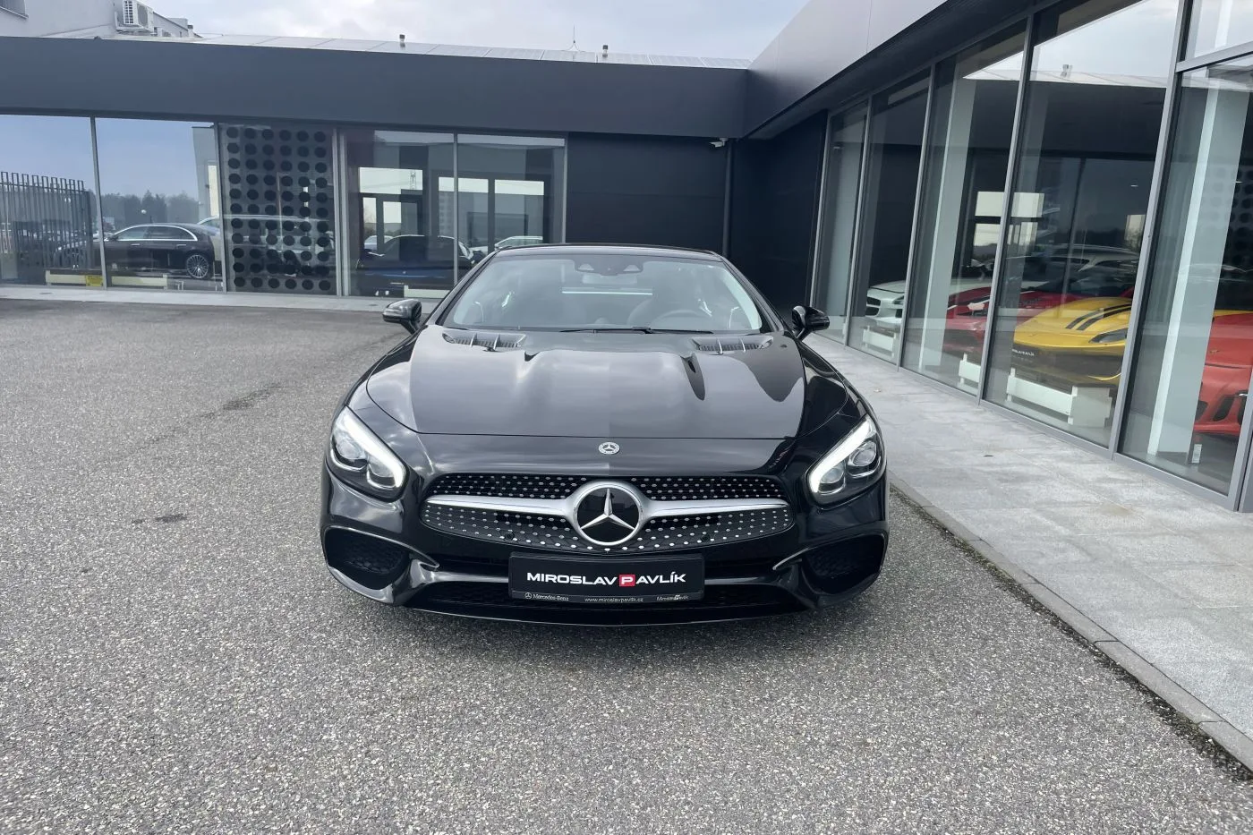 2020 Mercedes-Benz SL 500 AMG Line proposée par un concessionnaire spécialisé à Písek, Tchéquie, photo 2 sur 14