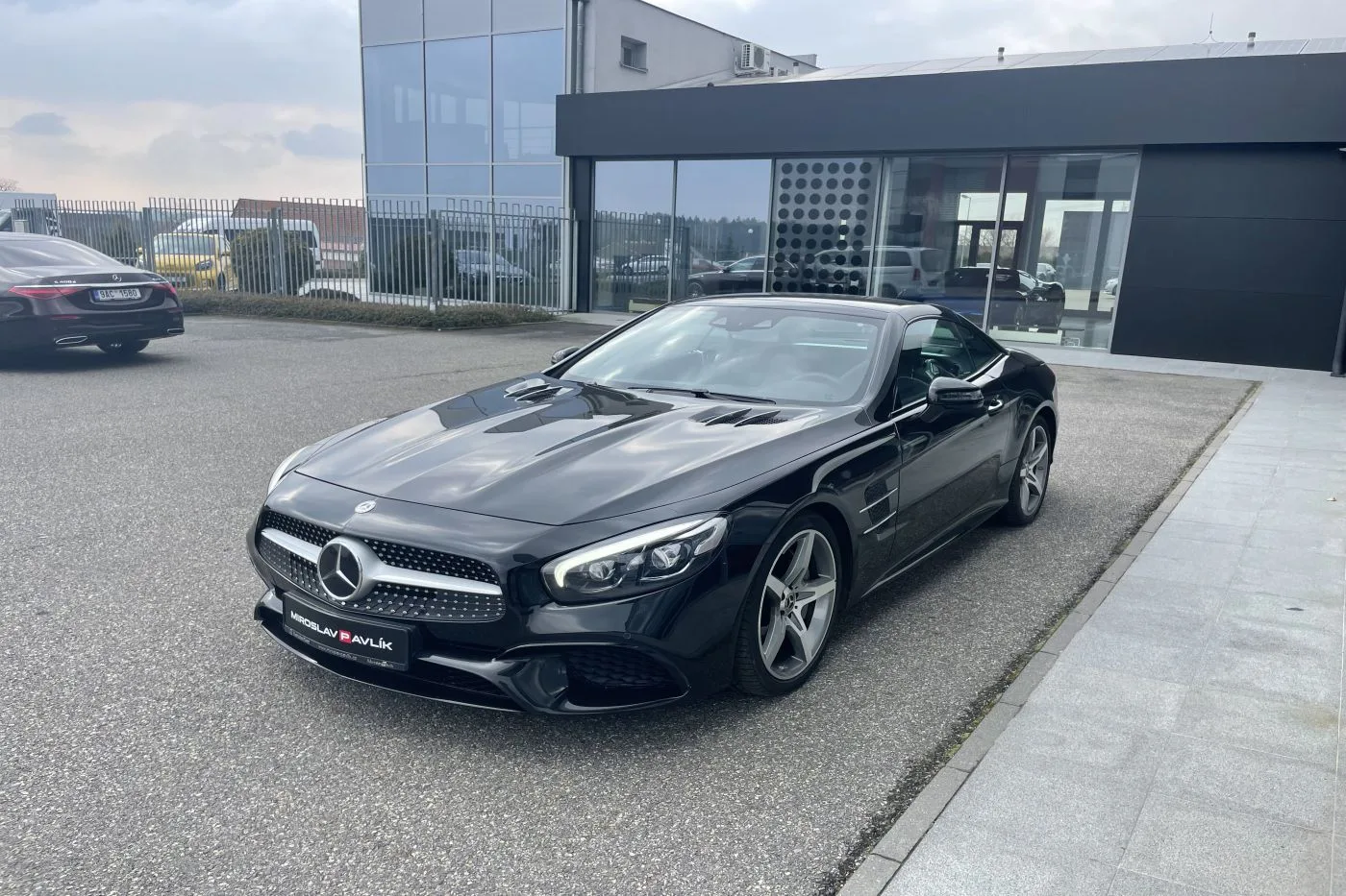 2020 Mercedes-Benz SL 500 AMG Line proposée par un concessionnaire spécialisé à Písek, Tchéquie, photo 3 sur 14