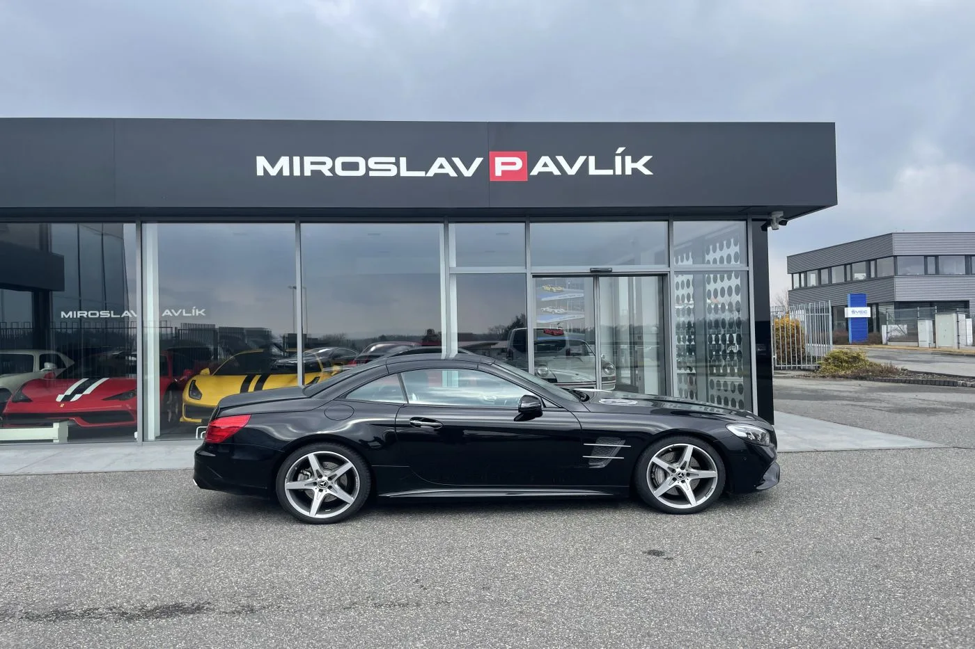 2020 Mercedes-Benz SL 500 AMG Line proposée par un concessionnaire spécialisé à Písek, Tchéquie, photo 4 sur 14