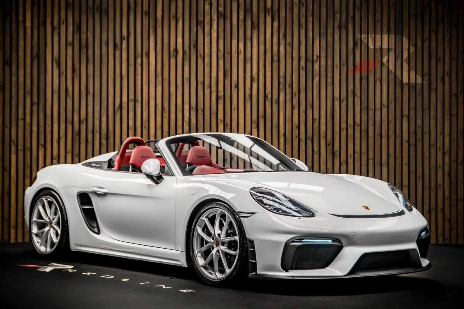 2020 Porsche 718 Spyder en un concesionario especializado de Knaresborough, Reino Unido, foto principal