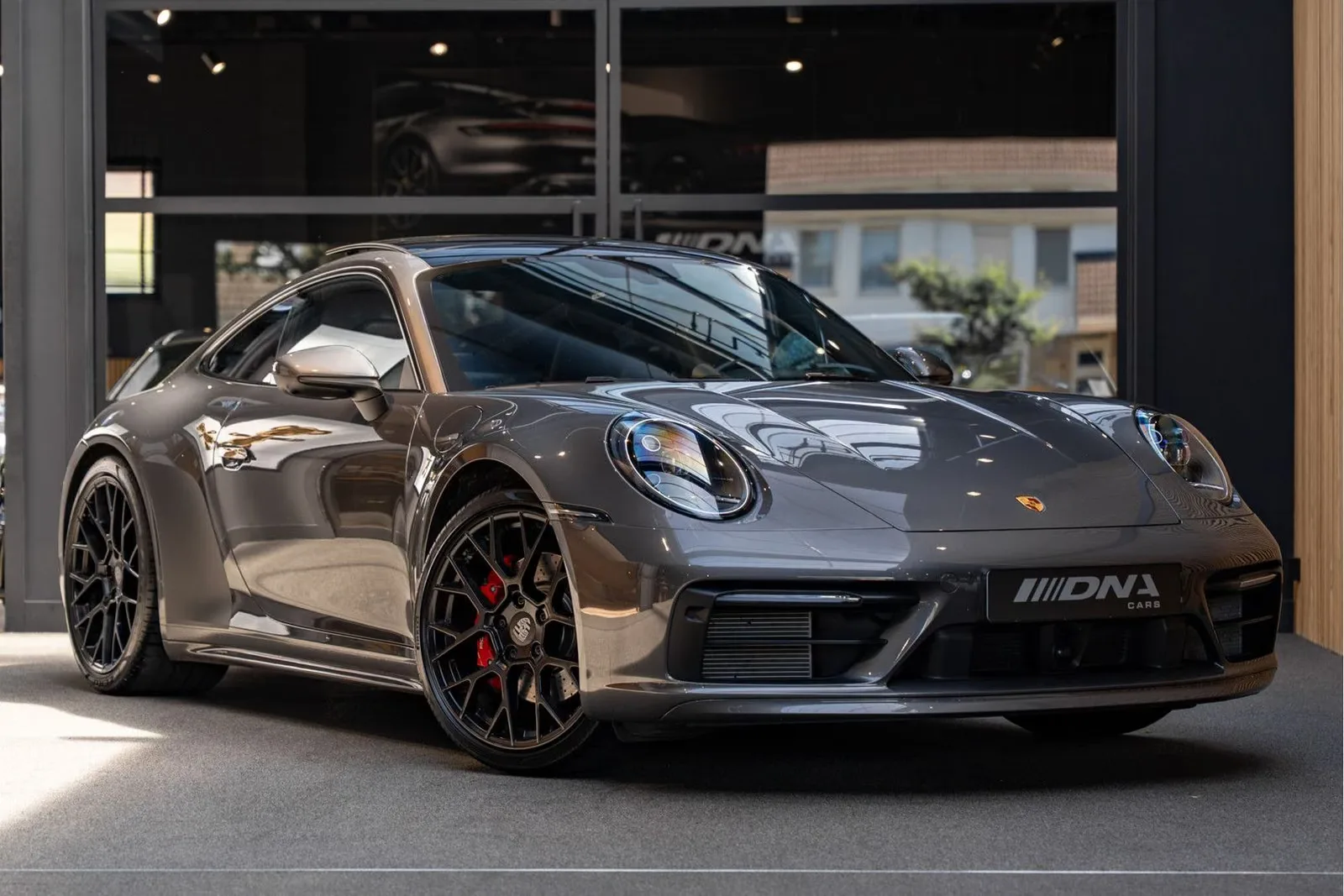 2020 Porsche 911 Carrera 4S offered by a specialist dealer in Naarden, Netherlands, main photo