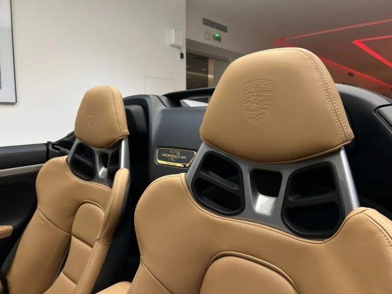 2020 Porsche 911 Speedster Heritage Design Package, 19/20