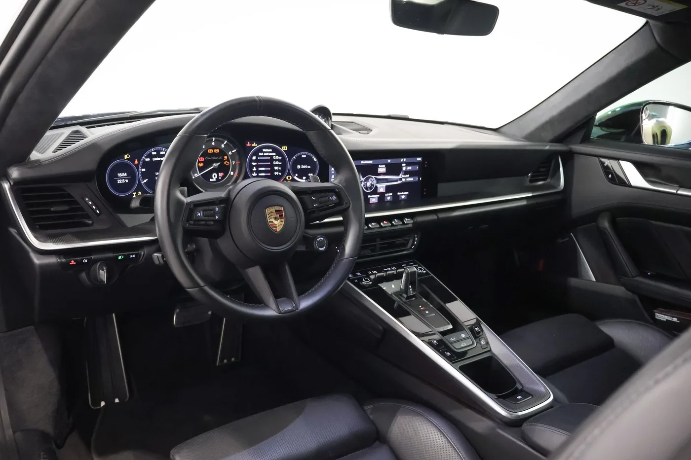 2020 Porsche 911 Turbo S offered by a supercar dealer in Zibido San Giacomo, Italy, photo 9 of 20
