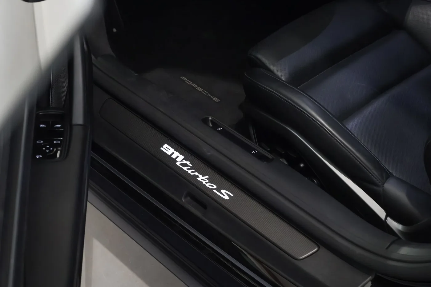 2020 Porsche 911 Turbo S offered by a supercar dealer in Zibido San Giacomo, Italy, photo 11 of 20