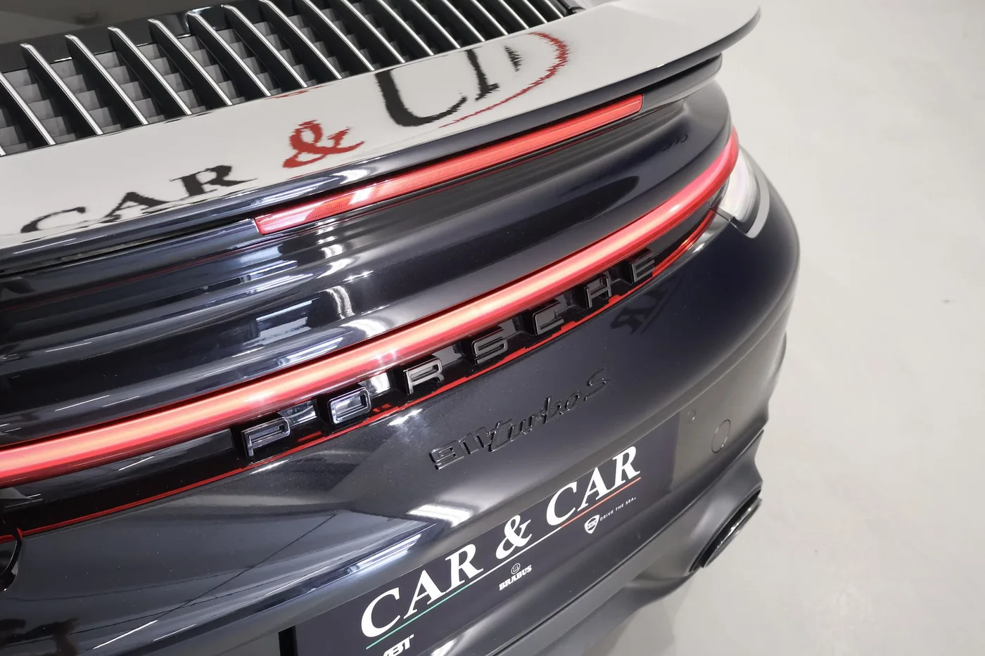 2020 Porsche 911 Turbo S offered by a supercar dealer in Zibido San Giacomo, Italy, photo 12 of 20