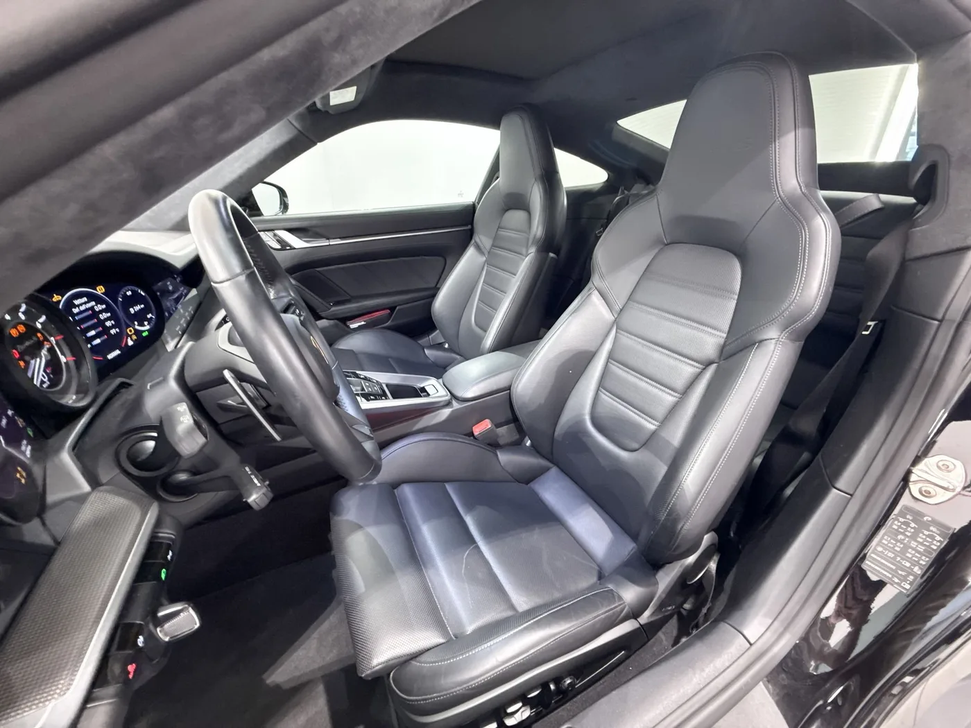 2020 Porsche 911 Turbo S offered by a supercar dealer in Zibido San Giacomo, Italy, photo 18 of 20