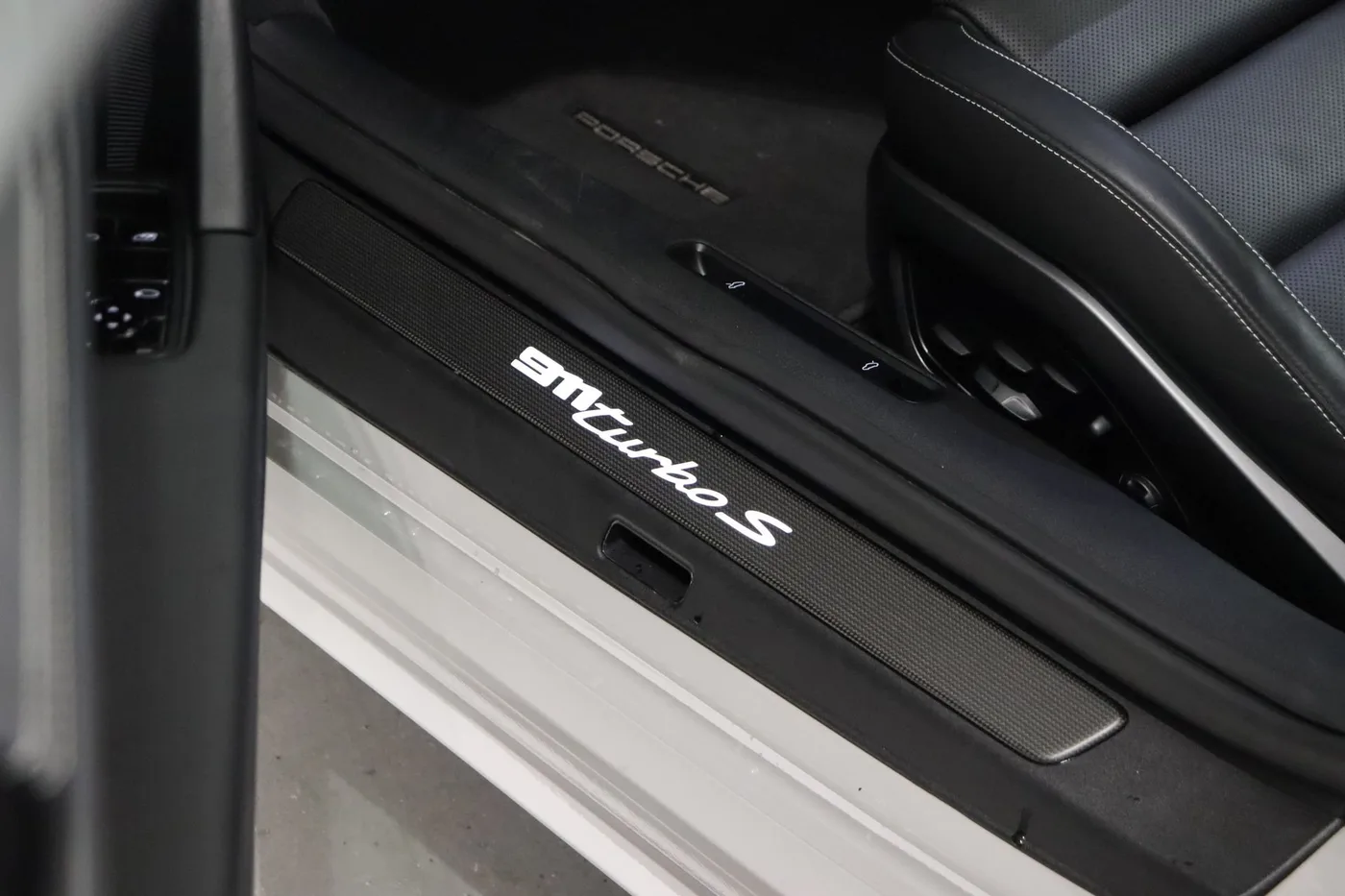 2020 Porsche 911 Turbo S offered by a supercar dealer in Zibido San Giacomo, Italy, photo 9 of 18