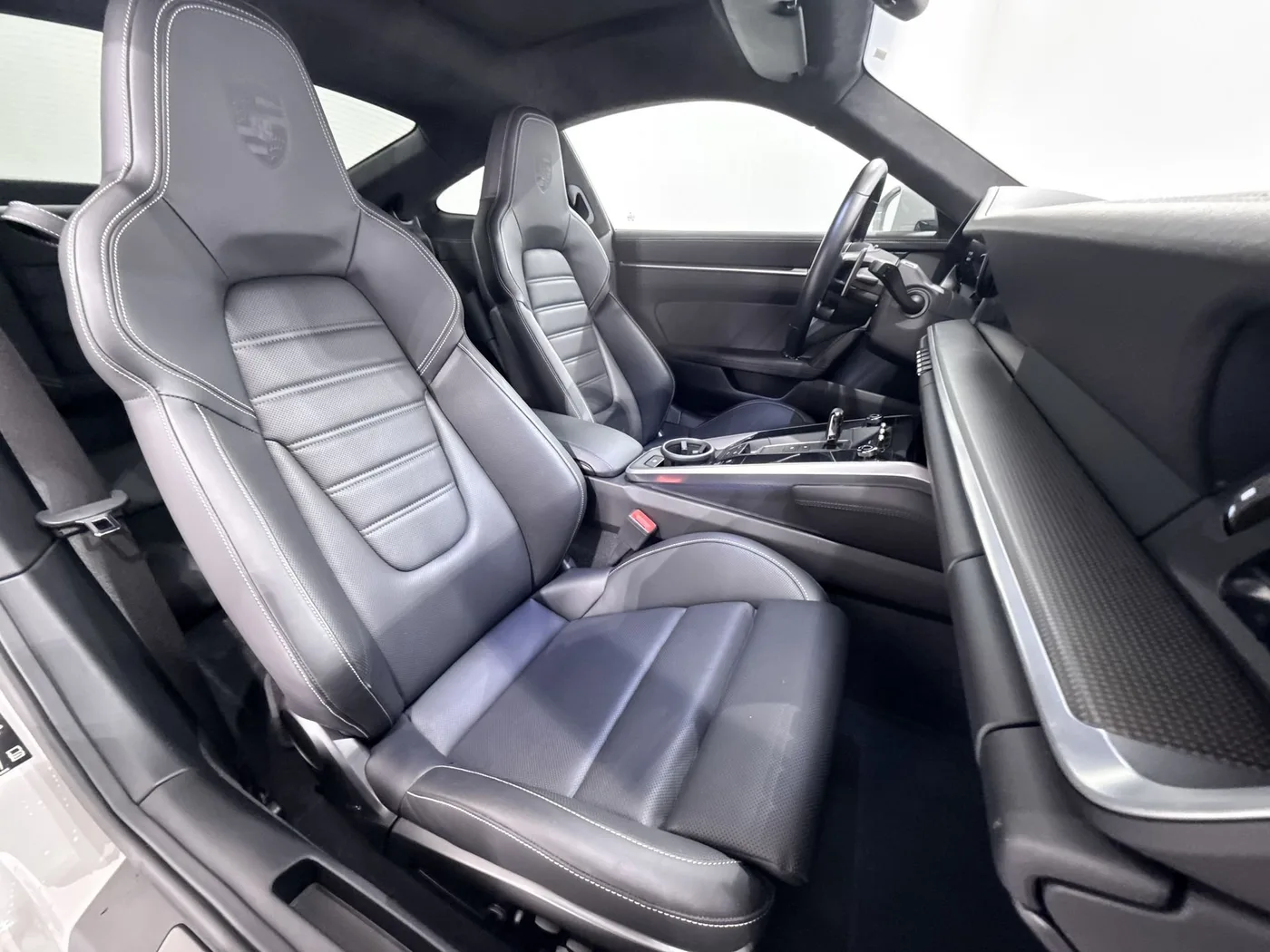 2020 Porsche 911 Turbo S offered by a supercar dealer in Zibido San Giacomo, Italy, photo 12 of 18