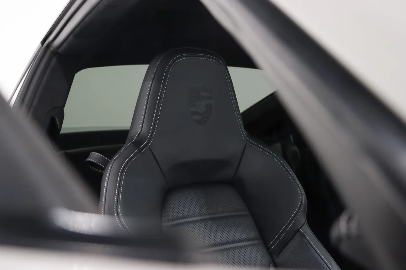 2020 Porsche 911 Turbo S offered by a supercar dealer in Zibido San Giacomo, Italy, photo 18 of 18