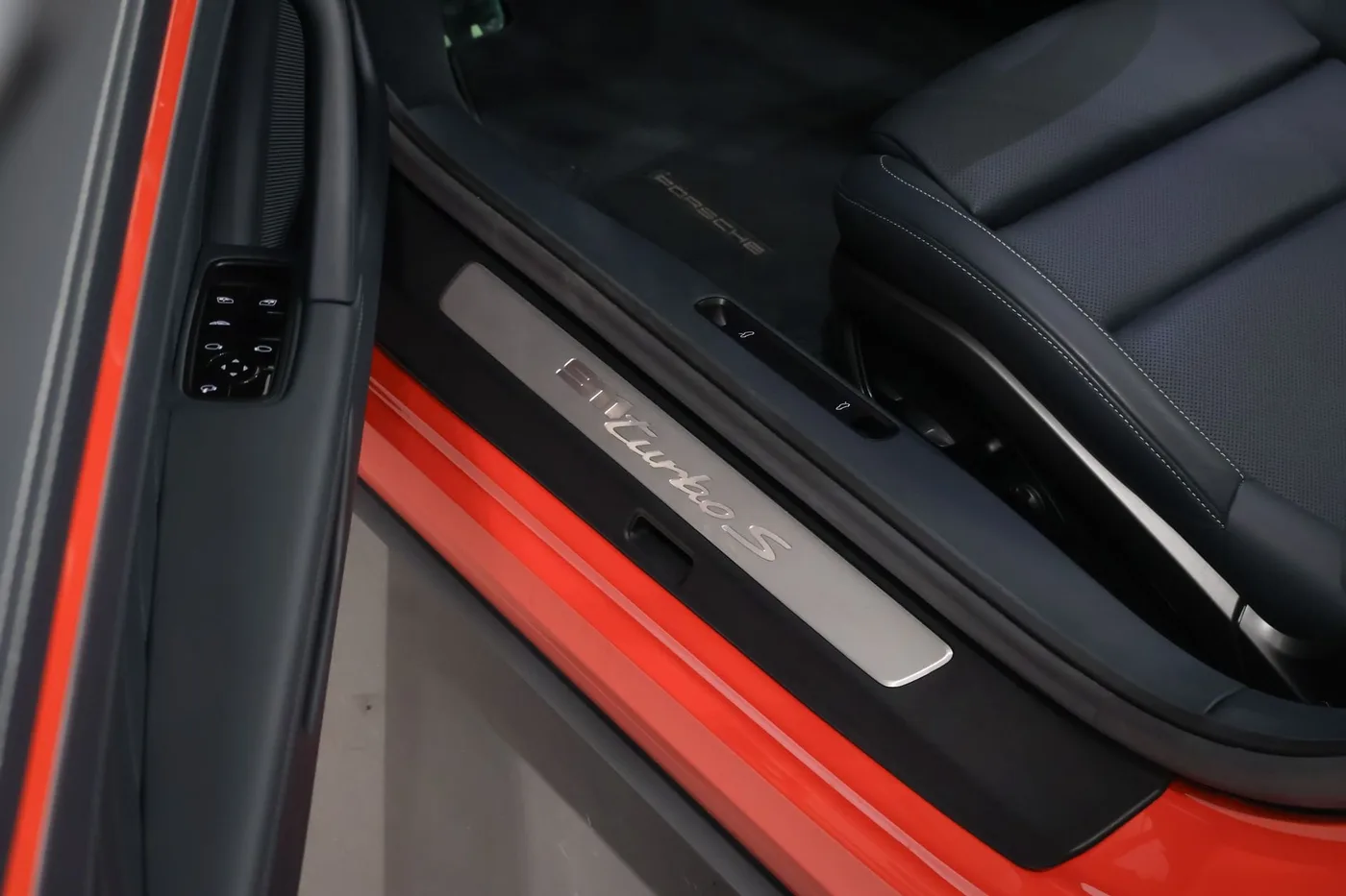 2020 Porsche 911 Turbo S Cabriolet proposée par un spécialiste de la supercar à Zibido San Giacomo, Italie, photo 13 sur 25