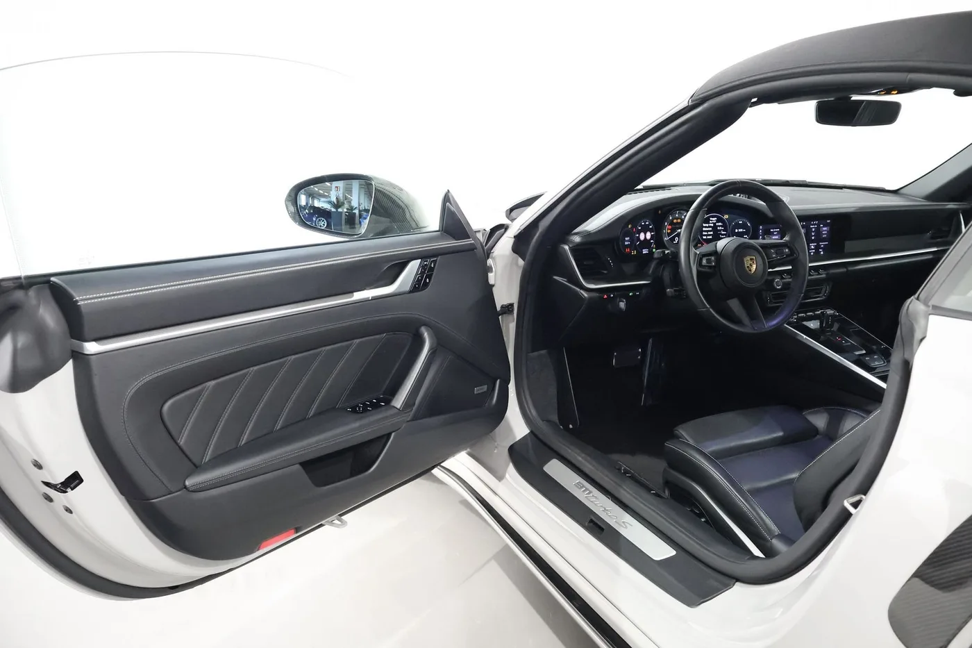 2020 Porsche 911 Turbo S Cabriolet offered by a supercar dealer in Zibido San Giacomo, Italy, photo 8 of 25