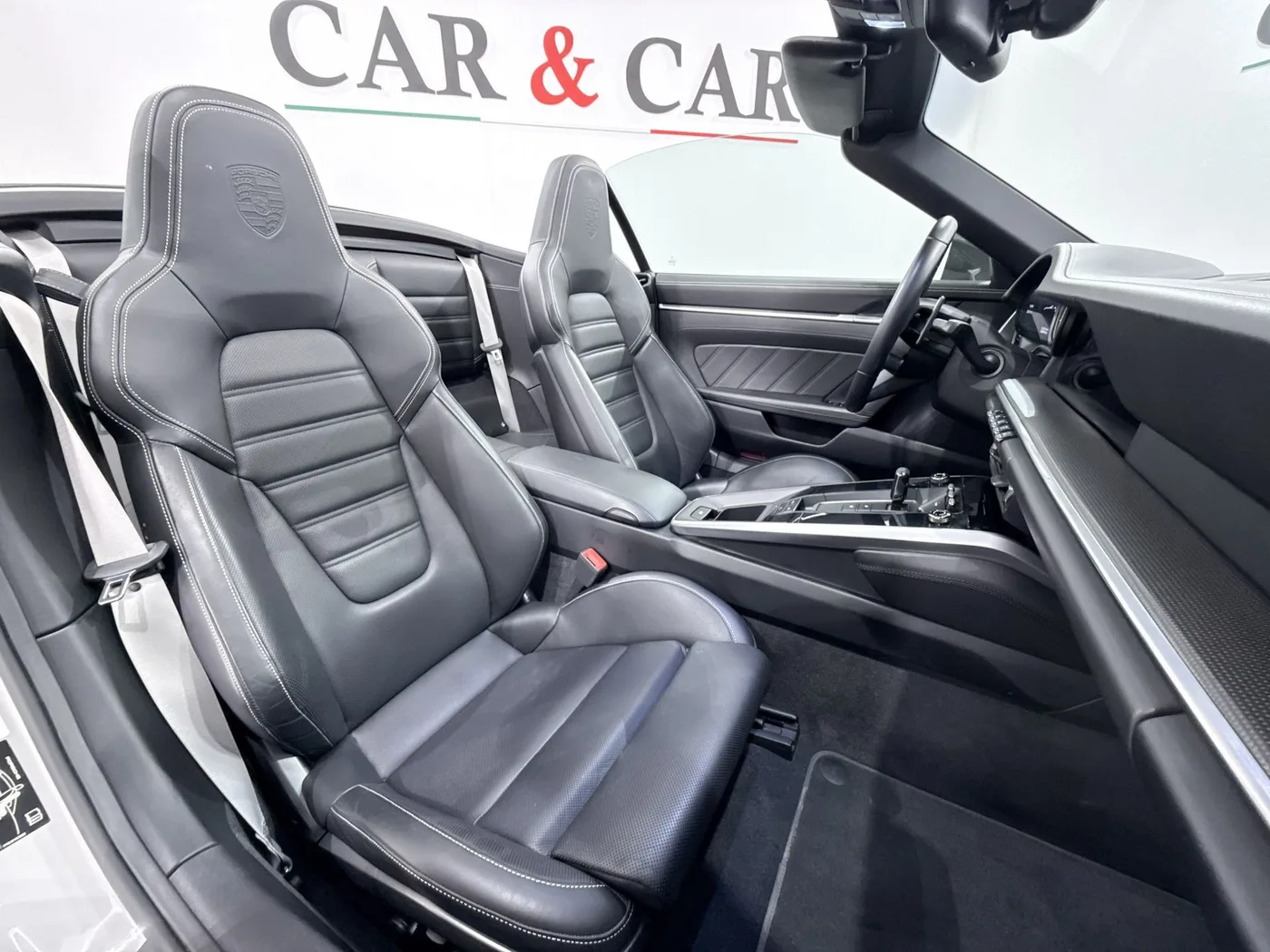 2020 Porsche 911 Turbo S Cabriolet offered by a supercar dealer in Zibido San Giacomo, Italy, photo 22 of 25