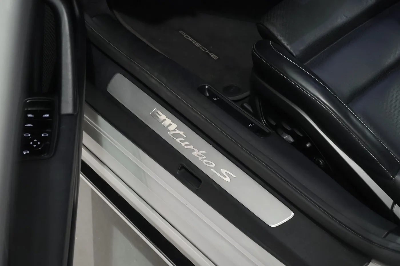2020 Porsche 911 Turbo S Cabriolet offered by a supercar dealer in Zibido San Giacomo, Italy, photo 25 of 25