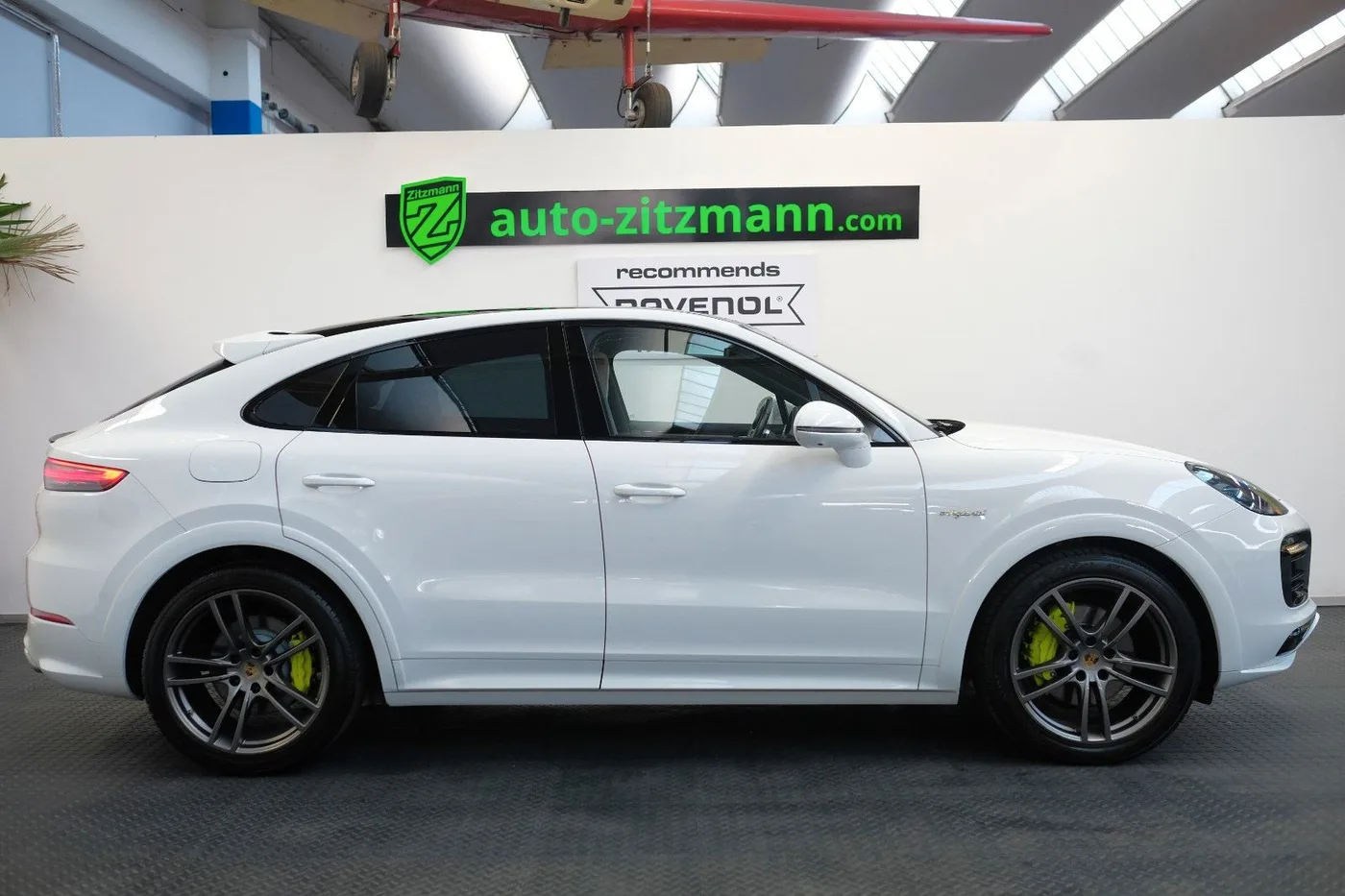 2020 Porsche Cayenne Coupé, E-Hybrid offered by a specialist dealer in Nuremberg, Germany, photo 4 of 15