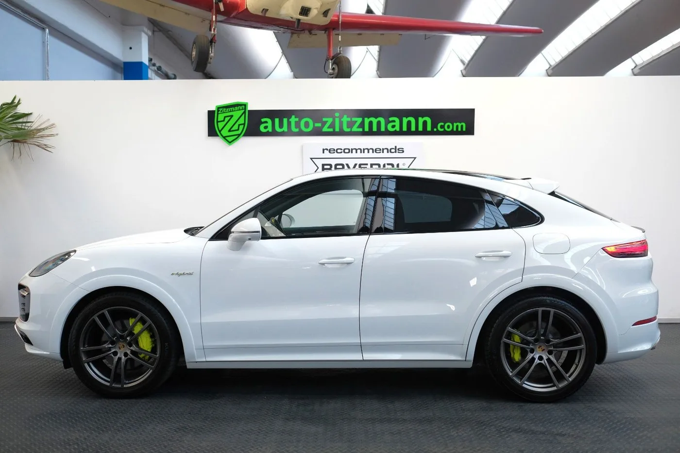 2020 Porsche Cayenne Coupé, E-Hybrid offered by a specialist dealer in Nuremberg, Germany, photo 9 of 15