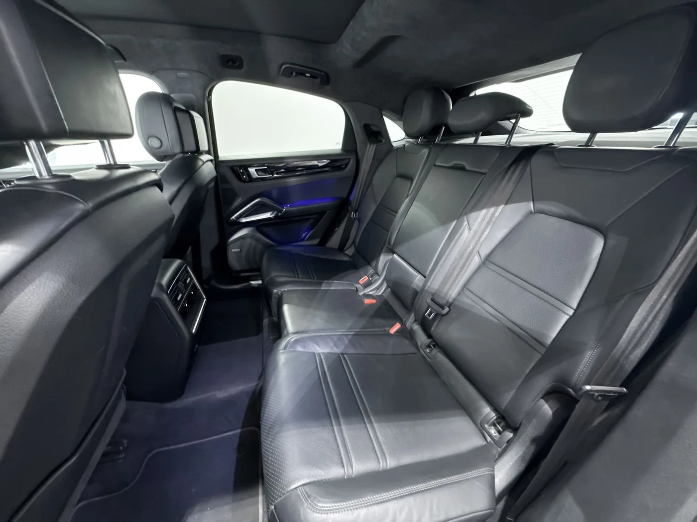 2020 Porsche Cayenne Turbo proposée par un spécialiste de la supercar à Zibido San Giacomo, Italie, photo 13 sur 25