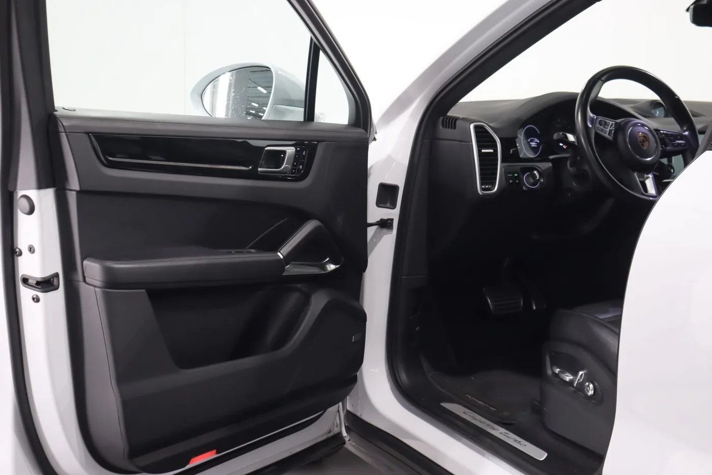 2020 Porsche Cayenne Turbo proposée par un spécialiste de la supercar à Zibido San Giacomo, Italie, photo 24 sur 25