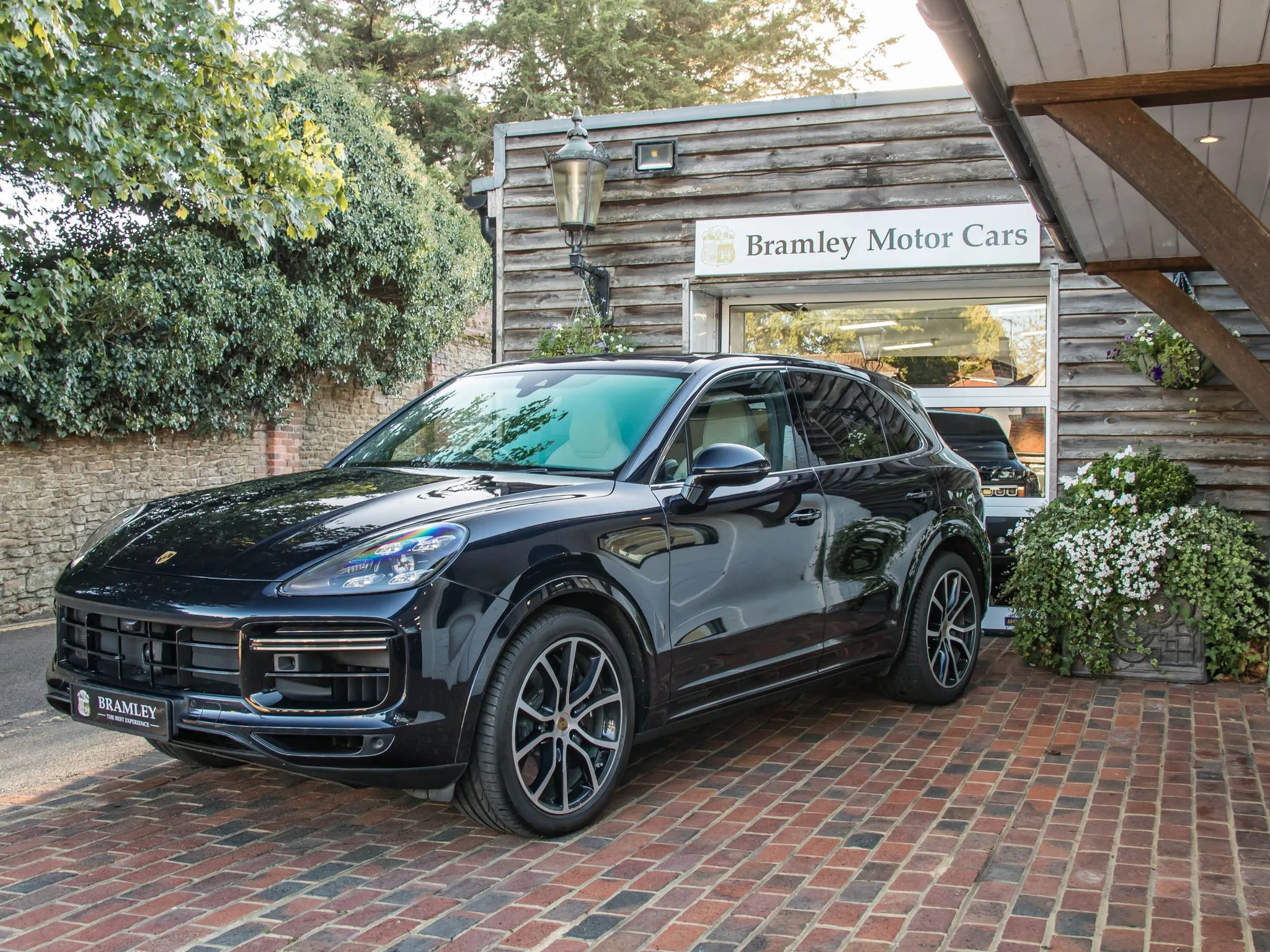 2020 Porsche Cayenne Turbo S E-Hybrid angeboten von einem Fachhändler in Bramley, Vereinigtes Königreich, Hauptfoto