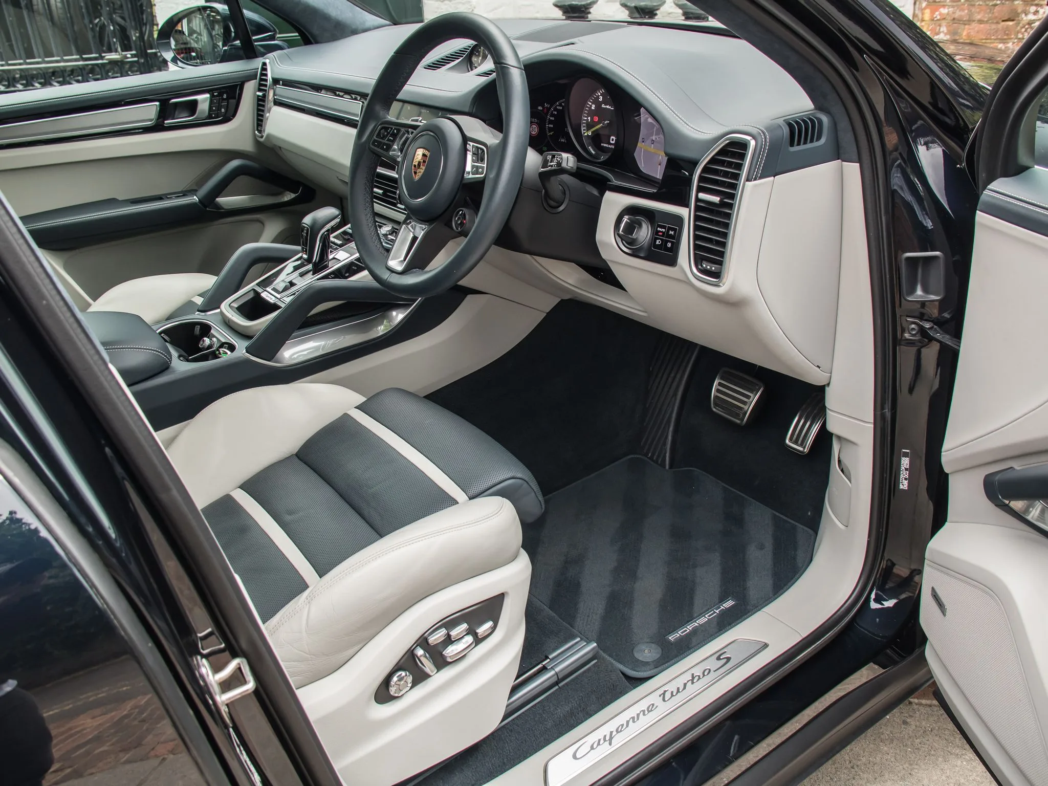 2020 Porsche Cayenne Turbo S E-Hybrid, 17/24