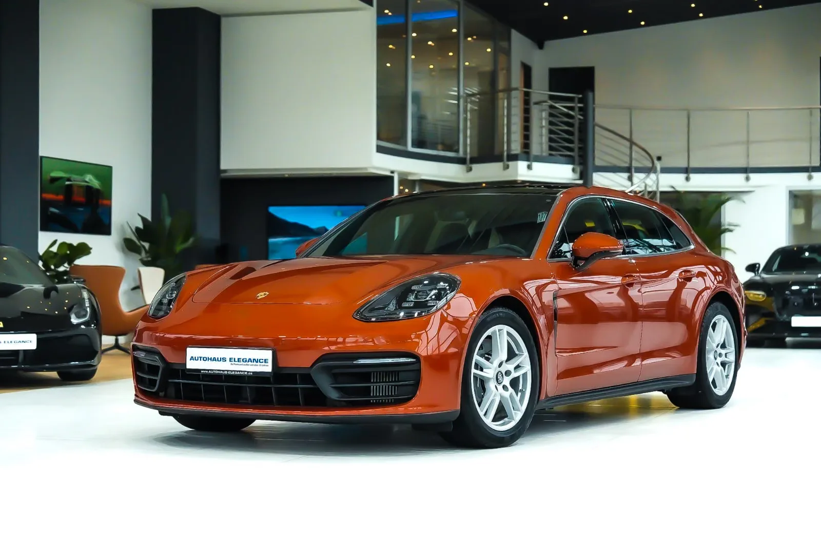 2020 Porsche Panamera 4 Sport Turismo angeboten von einem Fachhändler in Köln, Deutschland, Hauptfoto