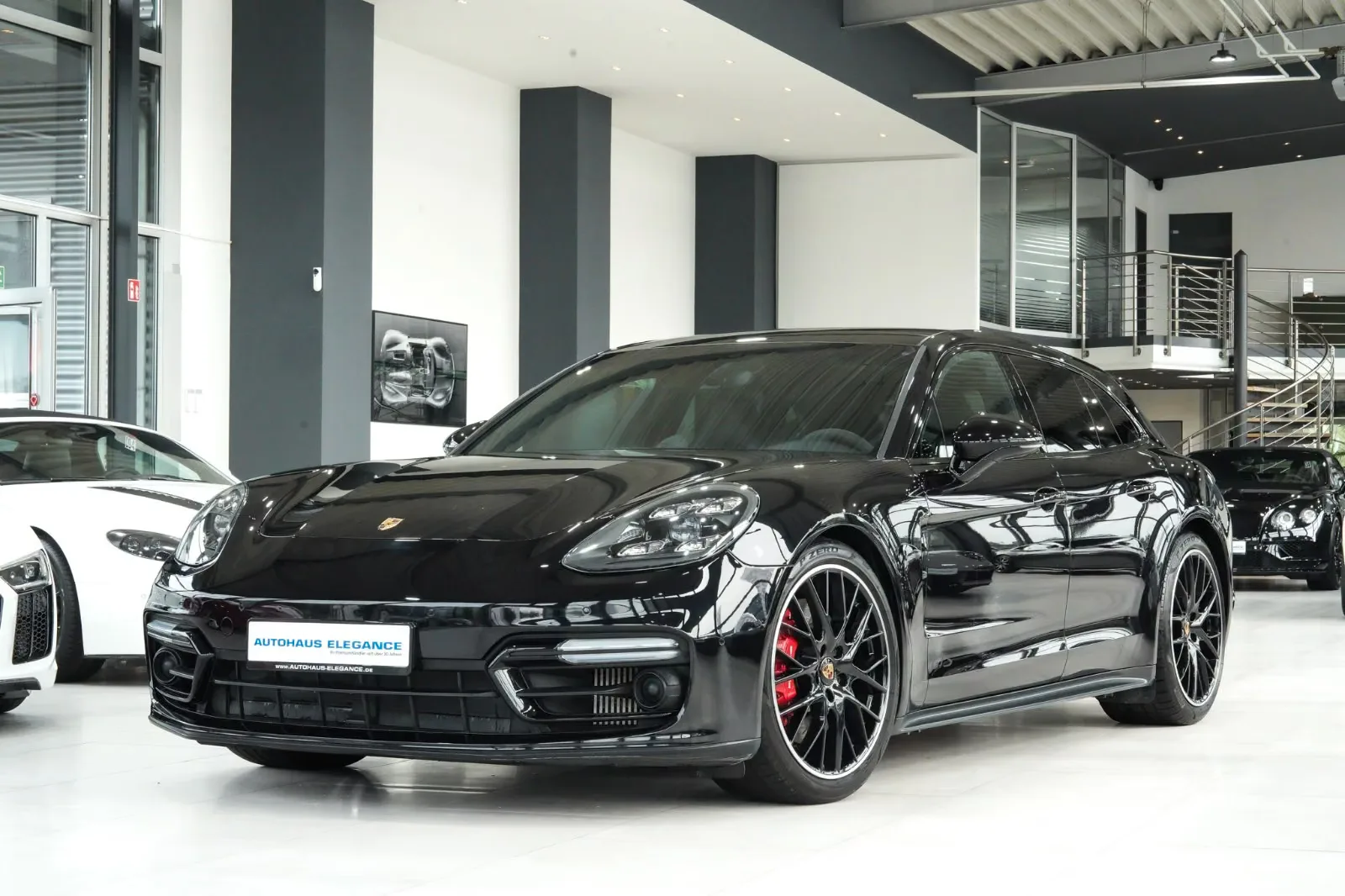 2020 Porsche Panamera GTS Sport Turismo angeboten von einem Fachhändler in Köln, Deutschland, Hauptfoto