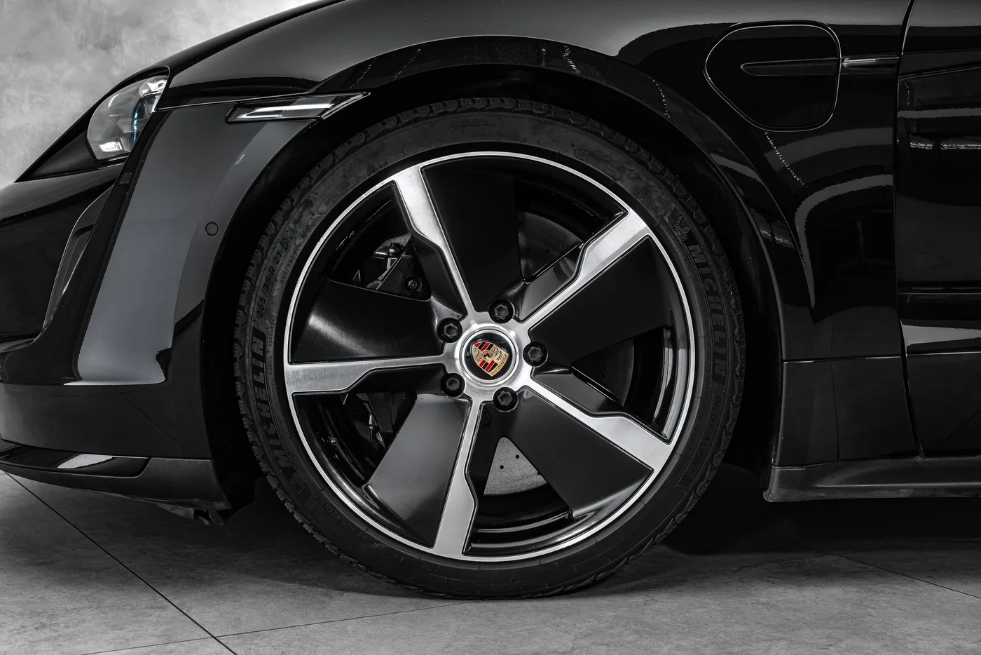 2020 Porsche Taycan Turbo S proposée par un concessionnaire spécialisé à Ostrava, Tchéquie, photo 2 sur 15