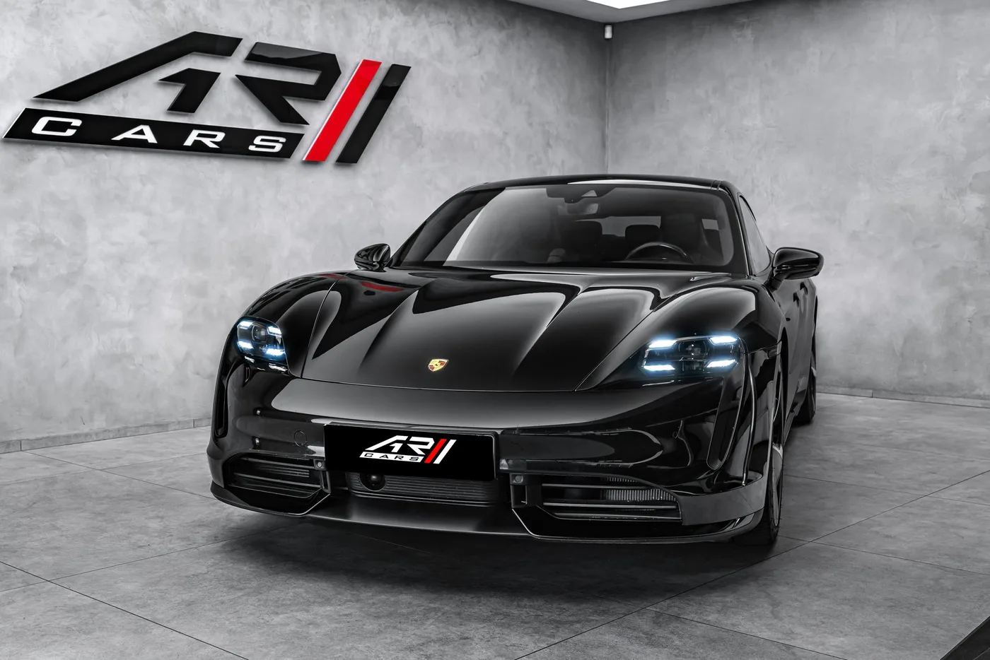 2020 Porsche Taycan Turbo S proposée par un concessionnaire spécialisé à Ostrava, Tchéquie, photo 3 sur 15