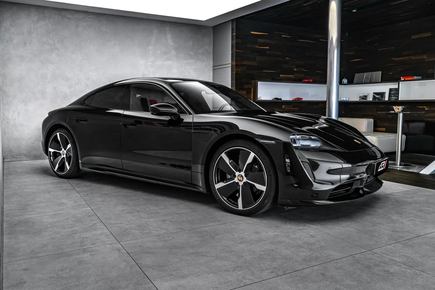 2020 Porsche Taycan Turbo S proposée par un concessionnaire spécialisé à Ostrava, Tchéquie, photo 4 sur 15